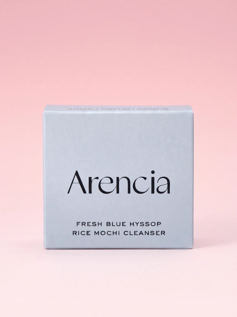 Arencia Fresh Blue Hyssop Rice Mochi Cleanser. Caja exterior de cartón de este jabón facial iluminador.