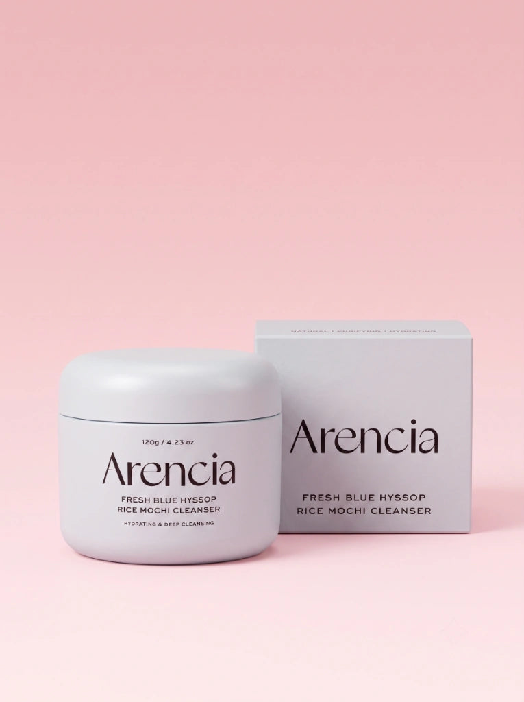 Arencia Fresh Blue Hyssop Rice Mochi Cleanser. El frasco del limpiador de arroz junto a su empaque original.