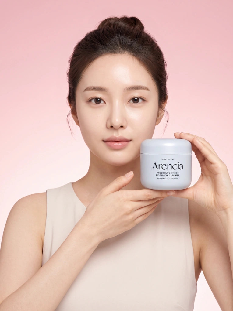 Arencia Fresh Blue Hyssop Rice Mochi Cleanser. Modelo usando el limpiador facial para purificar la piel del rostro.