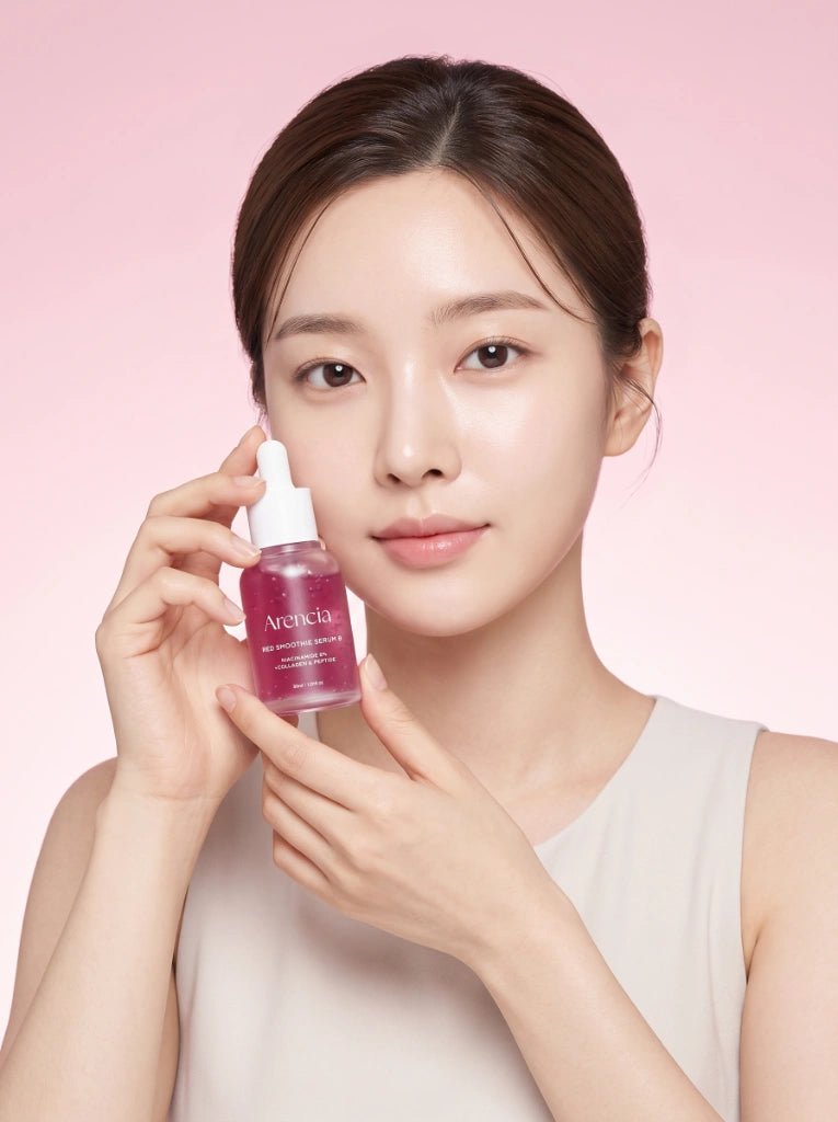 Arencia Fresh Red Smoothie Serum 8. Modelo aplicando el sérum facial para lograr una piel más luminosa.