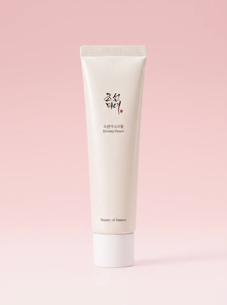 Beauty Of Joseon Dynasty Cream. Envase de vidrio de la crema coreana iluminadora fotografiado sobre fondo de estudio.