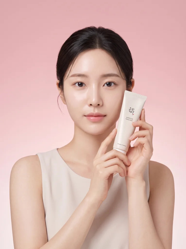 Beauty Of Joseon Dynasty Cream. Modelo aplicando la crema hidratante facial para lograr una piel radiante y nutrida.