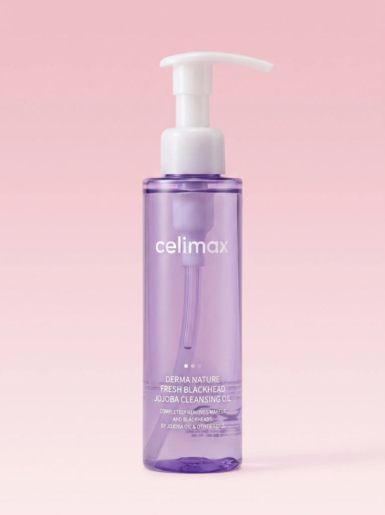 Celimax Derma Nature Fresh Blackhead Jojoba Cleansing Oil. Botella del aceite desmaquillante en fondo de estudio.