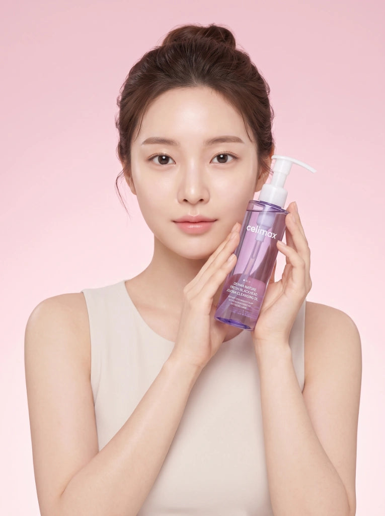 Celimax Derma Nature Fresh Blackhead Jojoba Cleansing Oil. Modelo aplicando el aceite para derretir el maquillaje.