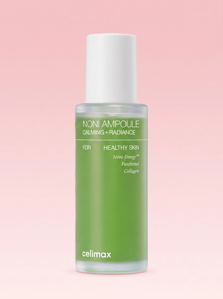 Celimax The Real Noni Energy Ampoule. Frasco del suero verde revitalizante con gotero sobre fondo de estudio.