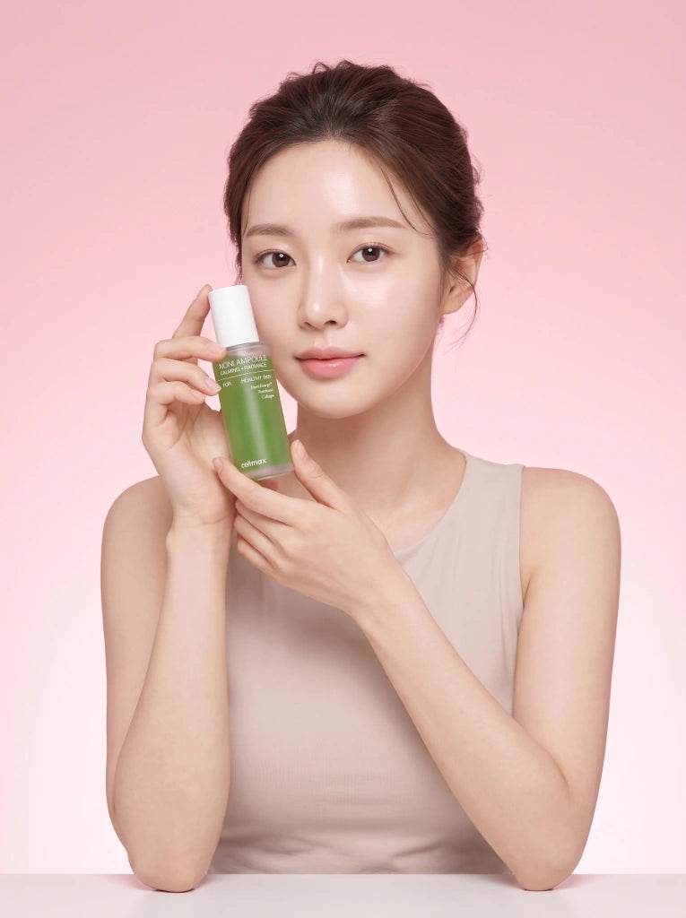 Celimax The Real Noni Energy Ampoule. Modelo aplicando el suero facial para nutrir e iluminar la piel.
