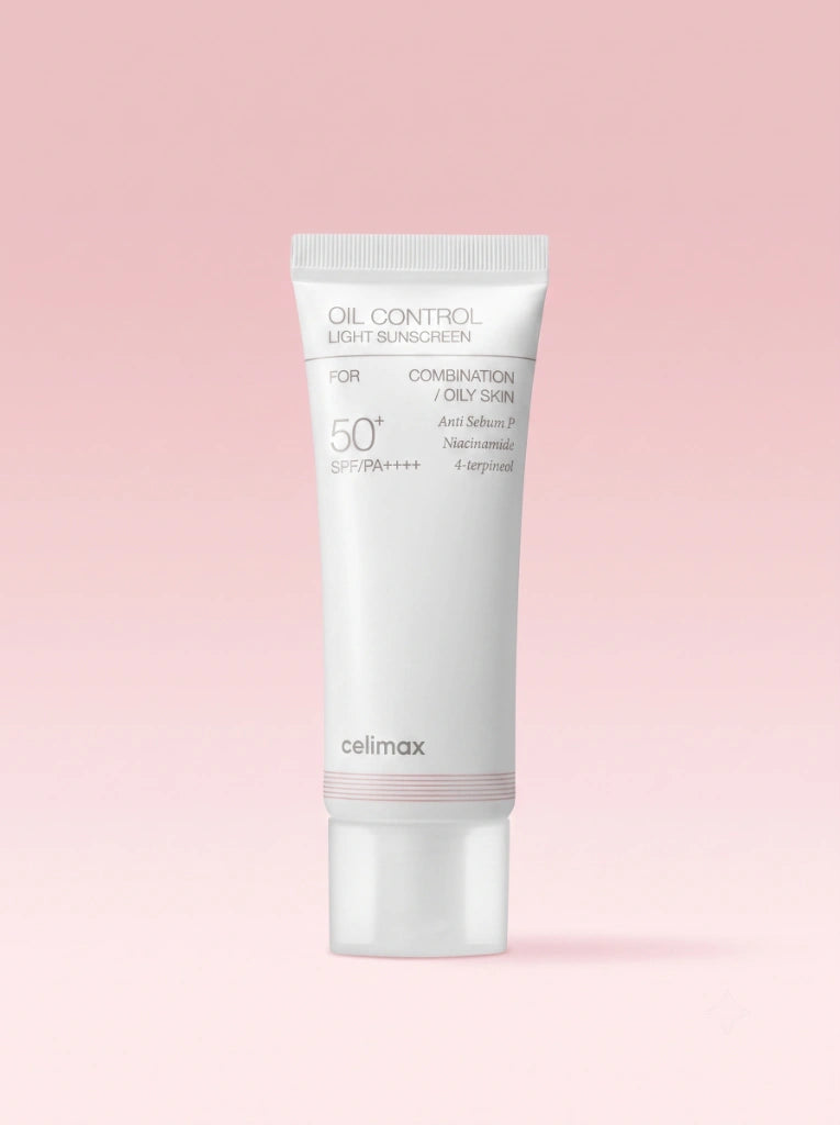 Celimax Oil Control Light Sunscreen. Tubo del bloqueador facial mate fotografiado en fondo de estudio.