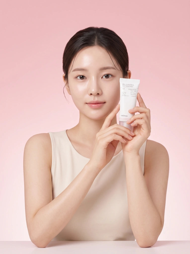 Celimax Oil Control Light Sunscreen. Modelo aplicando el protector solar para un acabado sin brillo.