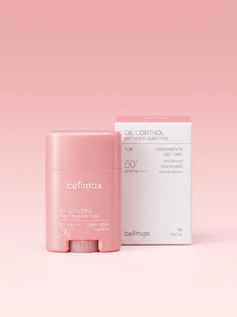Celimax Oil Control Mattifying Sun Stick. Protector solar coreano en barra sobre fondo de estudio.