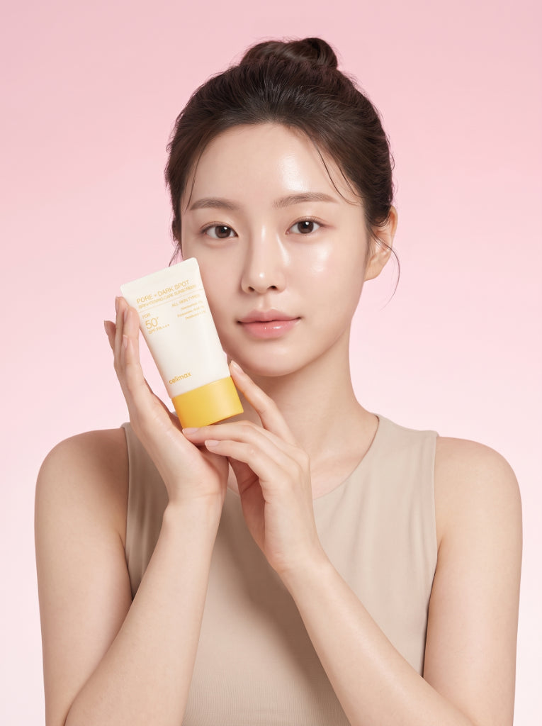 Celimax Pore + Dark Spot Brightening Care Sunscreen. Modelo aplicando el bloqueador para unificar el tono.