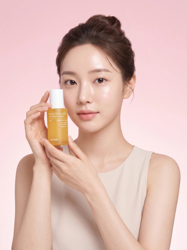 Celimax Pore + Dark Spot Brightening Serum. Modelo aplicando el suero en el rostro para unificar el tono.