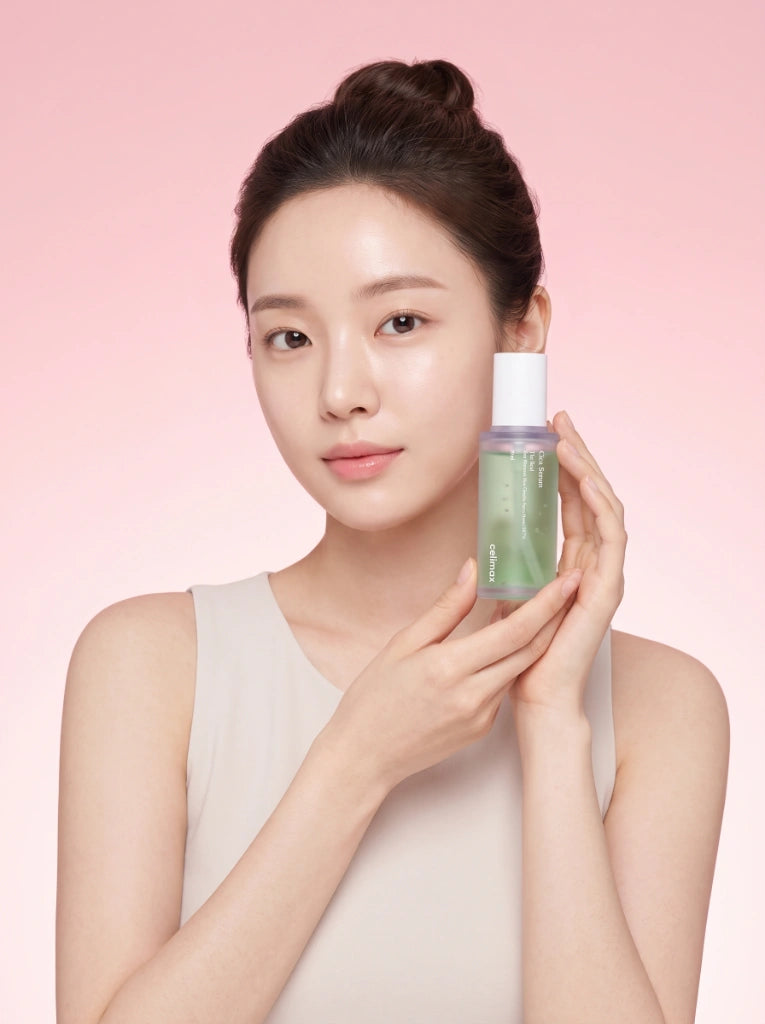 Celimax The Real Cica Niacinamide AC Calming Serum. Modelo aplicando el suero facial para calmar la piel sensible.