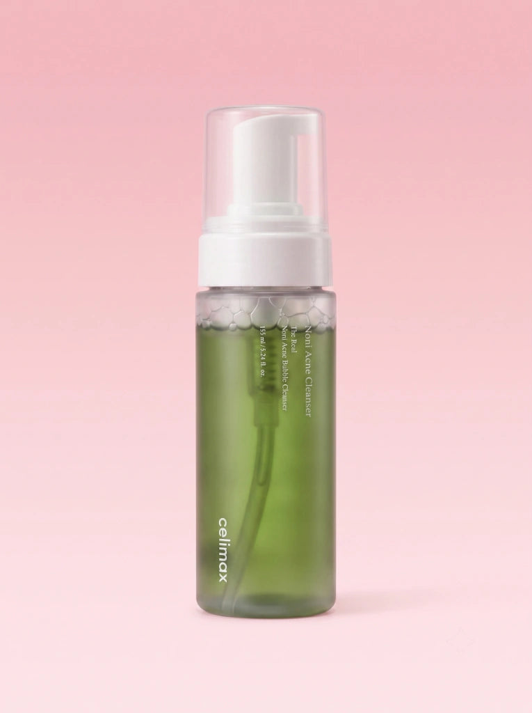 Celimax The Real Noni Acne Bubble Cleanser. Botella del limpiador antiacné fotografiada en estudio.