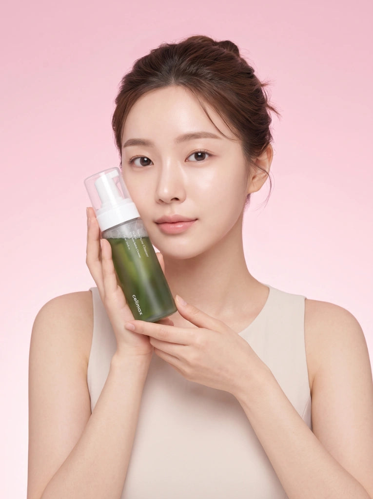 Celimax The Real Noni Acne Bubble Cleanser. Botella del limpiador antiacné fotografiada en estudio.