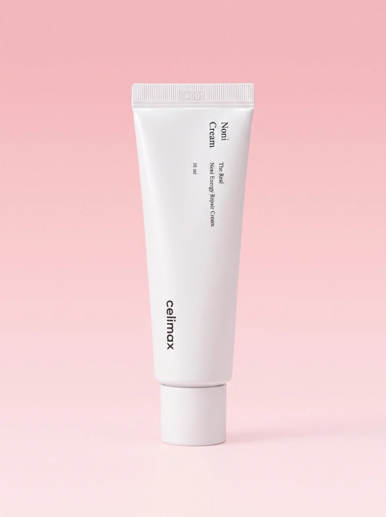 Celimax The Real Noni Energy Repair Cream. Tarro de la crema reparadora de noni sobre fondo de estudio.