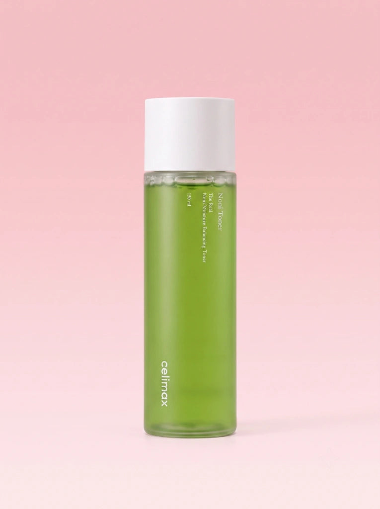 Celimax The Real Noni Moisture Balancing Toner. Frasco del tónico hidratante y equilibrante en fondo de estudio.