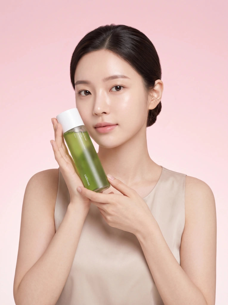 Celimax The Real Noni Moisture Balancing Toner. Modelo aplicando el tónico facial para equilibrar e hidratar la piel.
