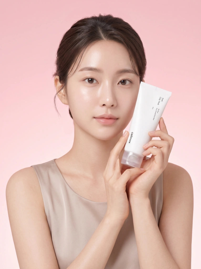 Celimax The Real Noni Refresh Clay Mask. Modelo aplicando la mascarilla en el rostro para una limpieza profunda.