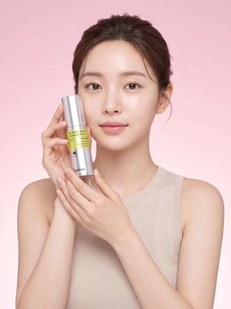 Celimax The Vita-A Retinol Shot Tightening Serum. Modelo aplicando el suero facial para mejorar la elasticidad.