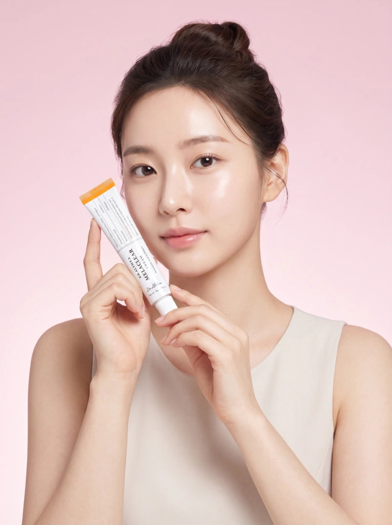 Dr Althea Melaclear Cream. Modelo aplicando la crema en el rostro para lograr un tono de piel más uniforme.