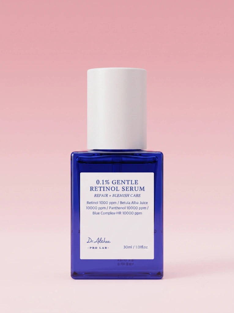 Dr Althea 0.1% Gentle Retinol Serum. Frasco del suero facial para líneas de expresión sobre fondo de estudio.