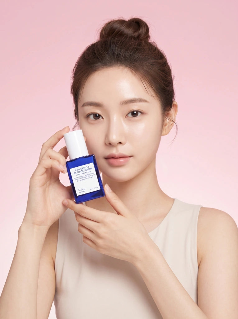 Dr Althea 0.1% Gentle Retinol Serum. Modelo aplicando el suero en el rostro para mejorar la textura de la piel.