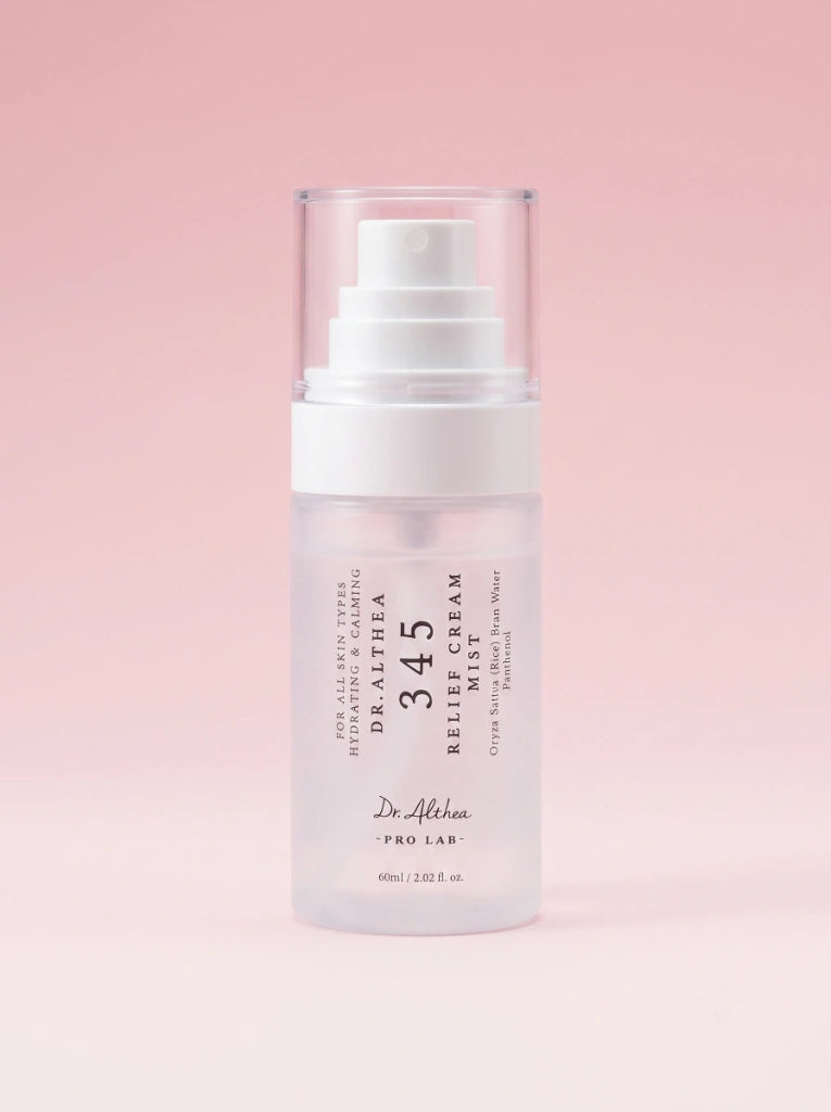 Dr Althea 345 Relief Cream Mist. Botella del mist hidratante y reparador fotografiada sobre un fondo de estudio.