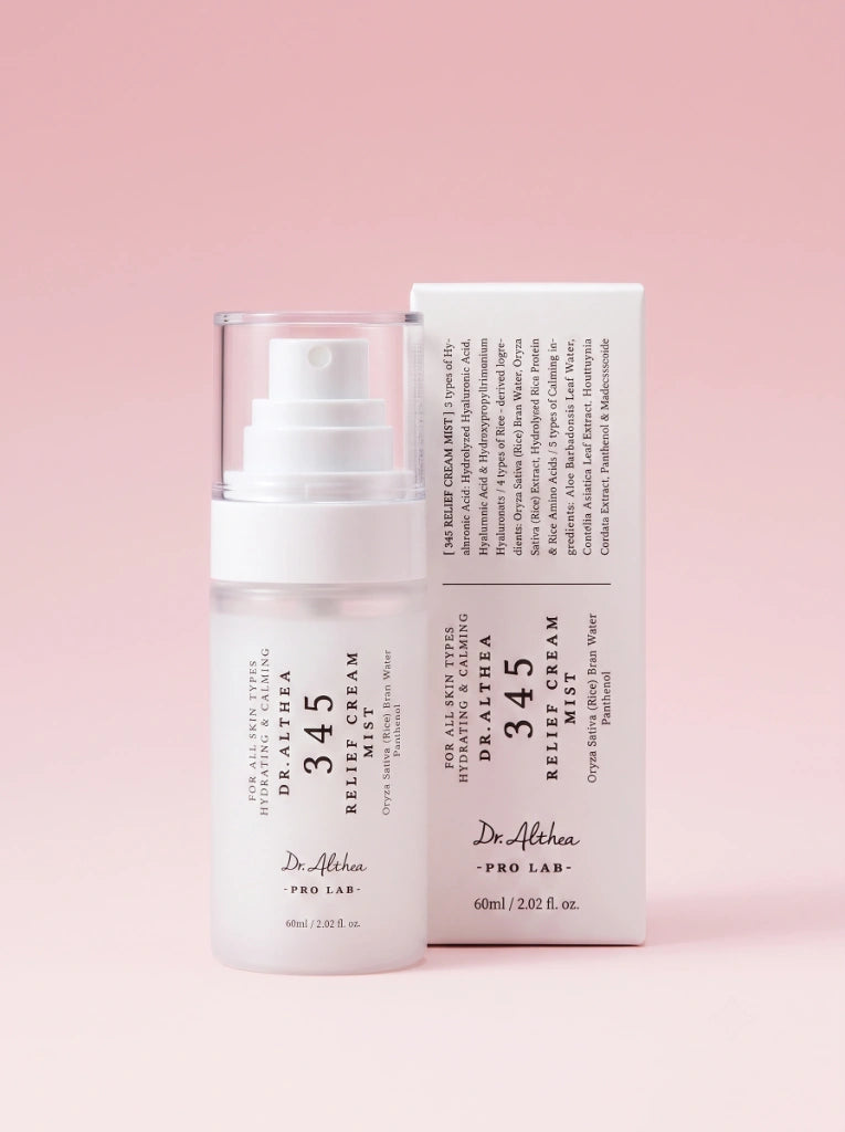  Dr Althea 345 Relief Cream Mist. Botella en spray exhibida junto a su caja original de empaque minimalista.