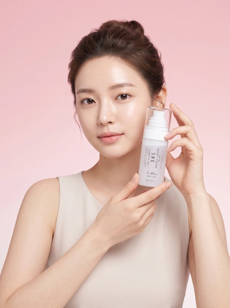 Dr Althea 345 Relief Cream Mist. Modelo aplicando la bruma facial en su rostro para una hidratación instantánea.