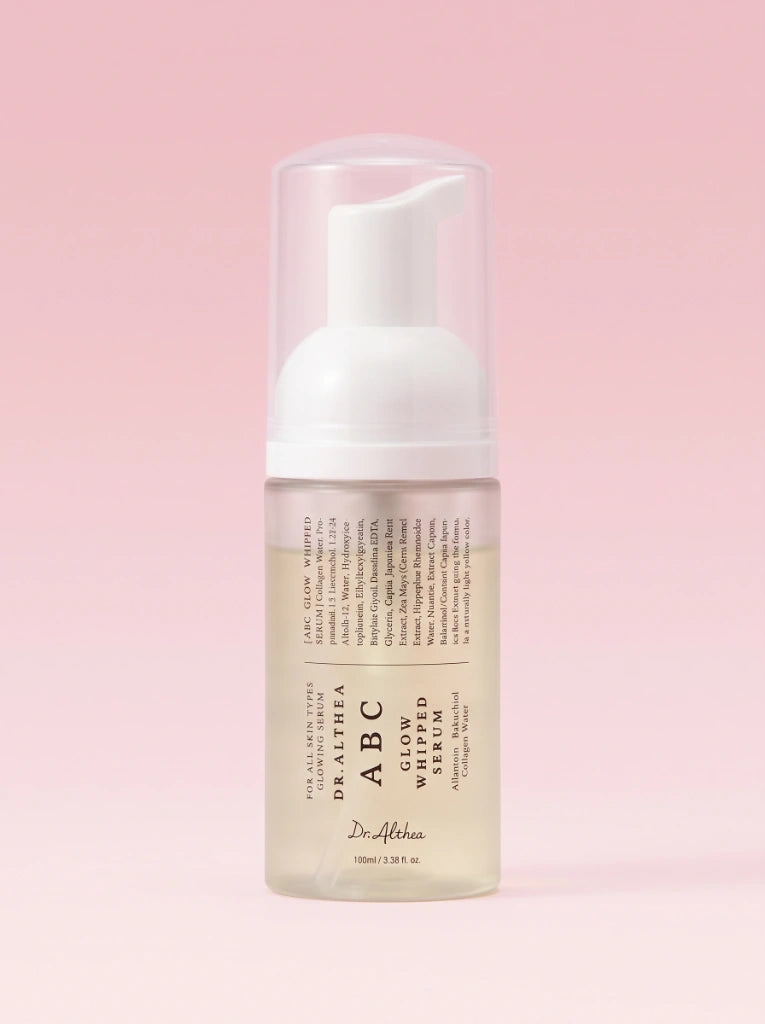 Dr. Althea ABC Glow Whipped Serum. Frasco del suero revitalizante de textura batida aislado sobre fondo de estudio.