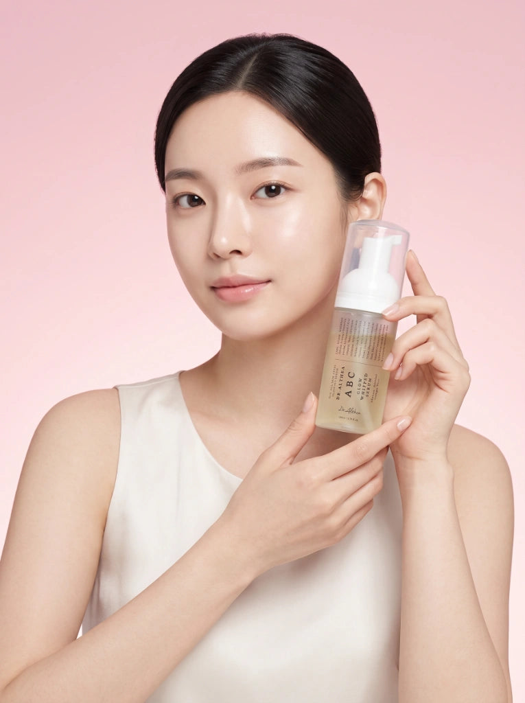 Dr. Althea ABC Glow Whipped Serum. Modelo sosteniendo el frasco del sérum facial iluminador en la mano.