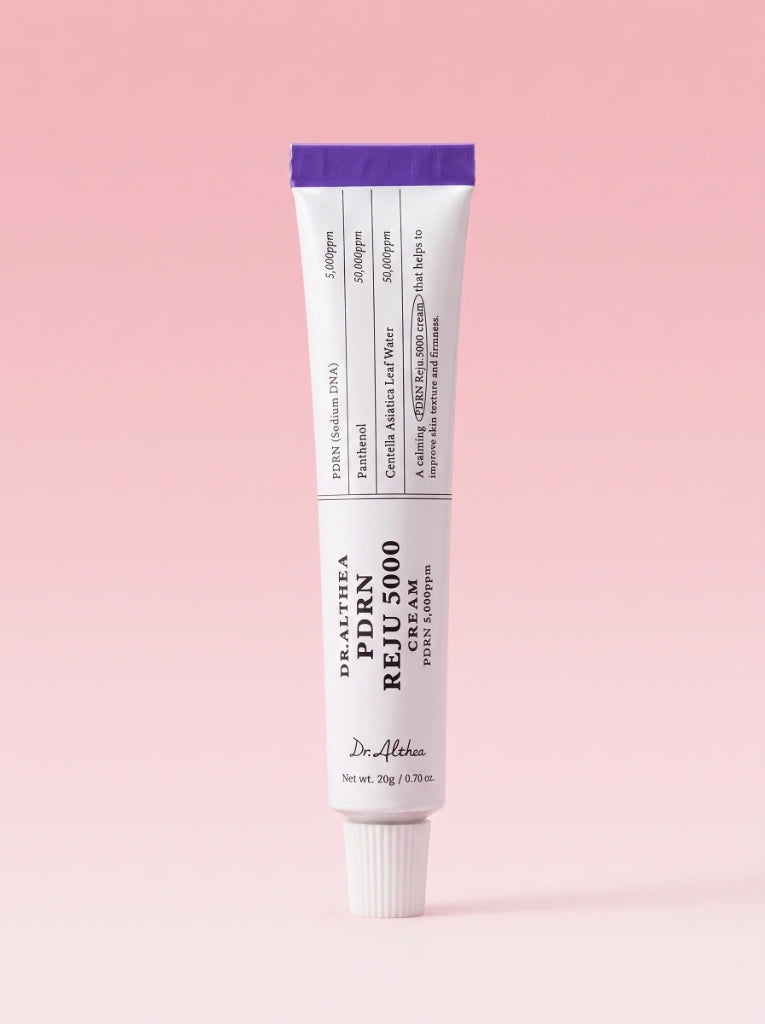 Dr. Althea PDRN Reju 5000 Cream. Tubo de la crema intensiva antiedad aislado sobre un fondo de estudio.
