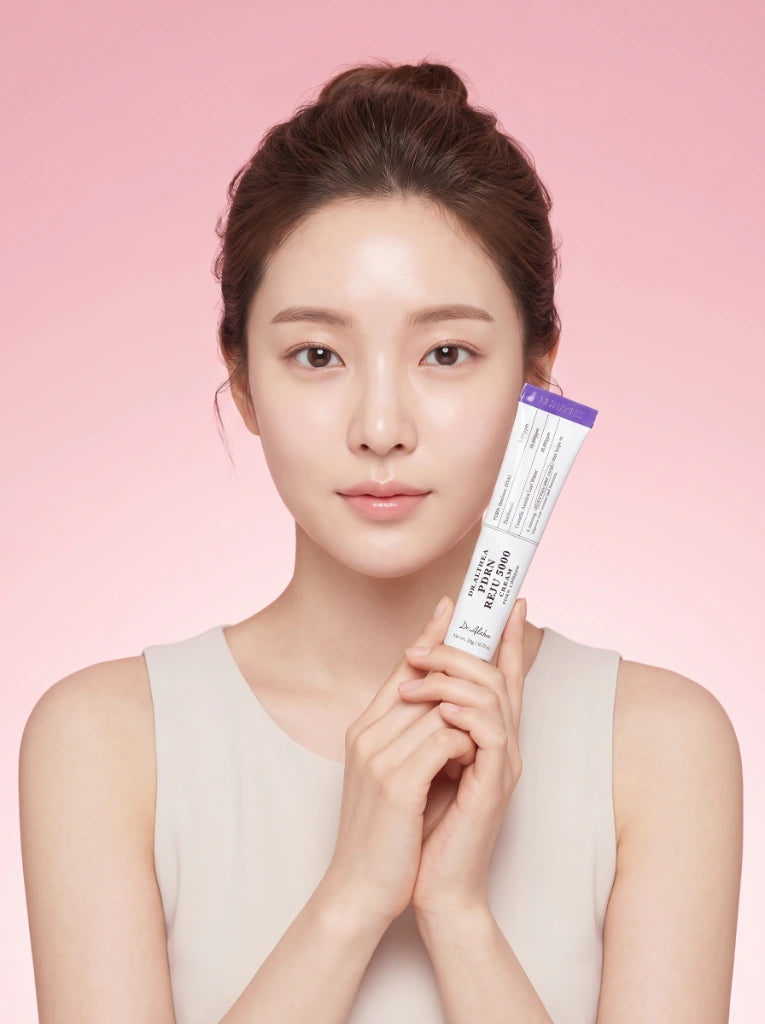 Dr. Althea PDRN Reju 5000 Cream. Modelo sosteniendo el tubo de la crema facial regeneradora en la mano.