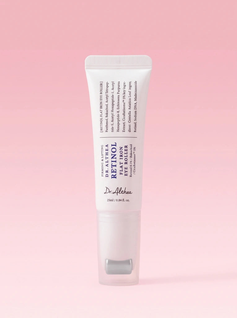 Dr. Althea Retinol Flat Iron Eye Roller. Tubo con aplicador masajeador para ojeras aislado sobre fondo de estudio.