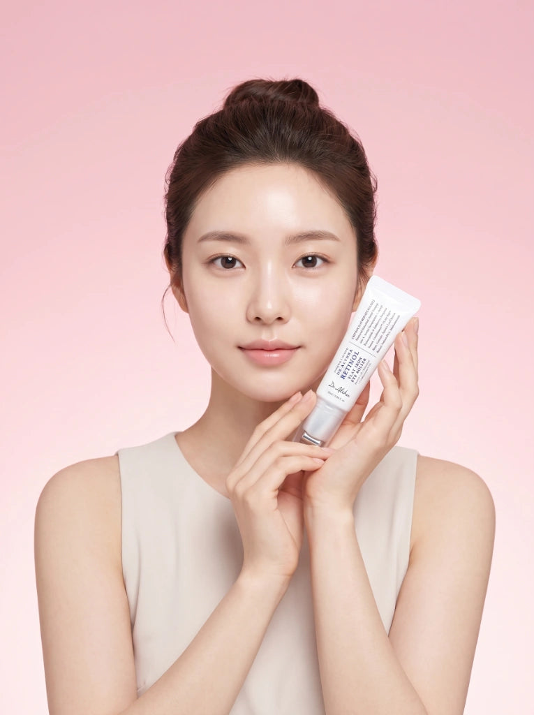 Dr. Althea Retinol Flat Iron Eye Roller. Modelo aplicando el contorno de ojos con el masajeador roller en el rostro.