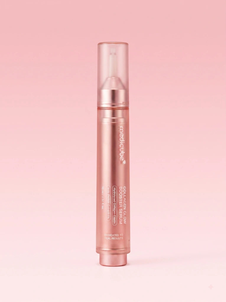 Medicube Collagen Glow Booster Serum. Frasco del suero efecto glow aislado sobre un fondo de estudio.