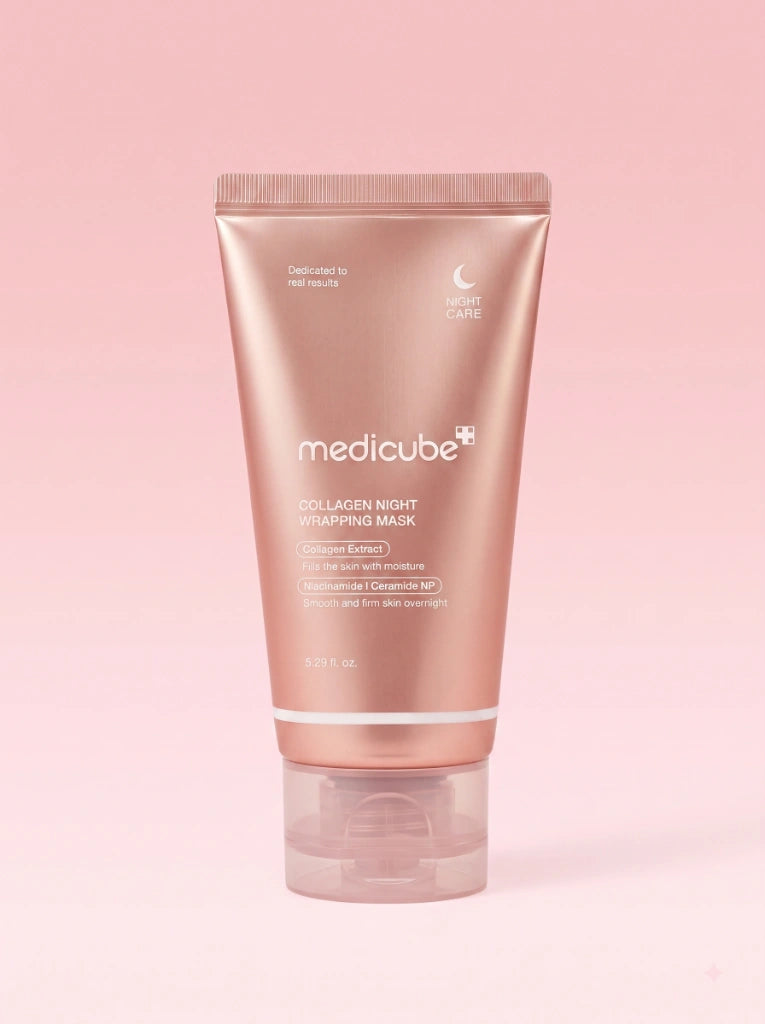 Medicube Collagen Night Wrapping Mask. Tubo de la mascarilla para dormir aislado sobre un fondo de estudio.