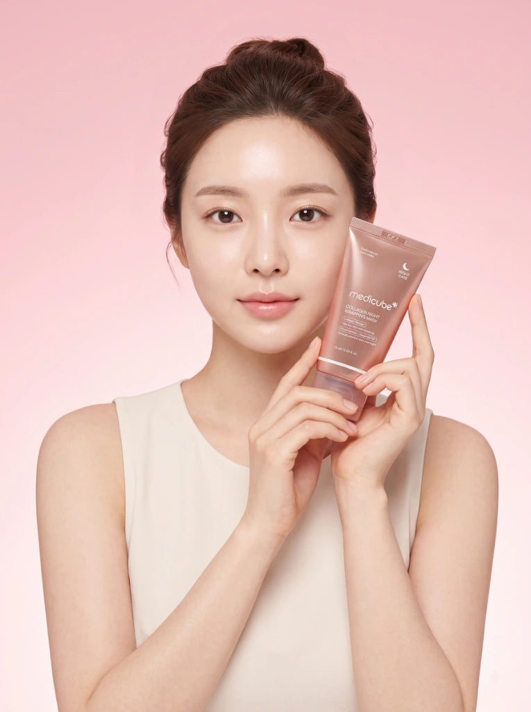 Medicube Collagen Night Wrapping Mask. Modelo aplicando la mascarilla nocturna de colágeno en el rostro.