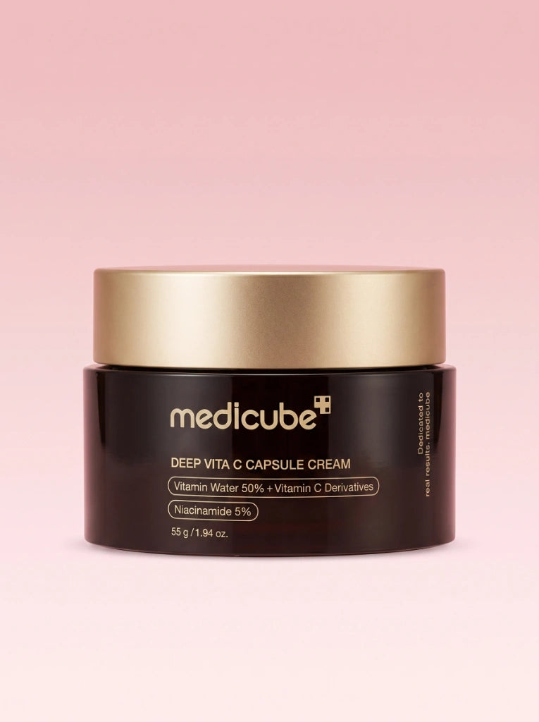 Medicube Deep Vita C Capsule Cream. Tarro de la crema antimanchas en cápsulas aislado sobre fondo de estudio.