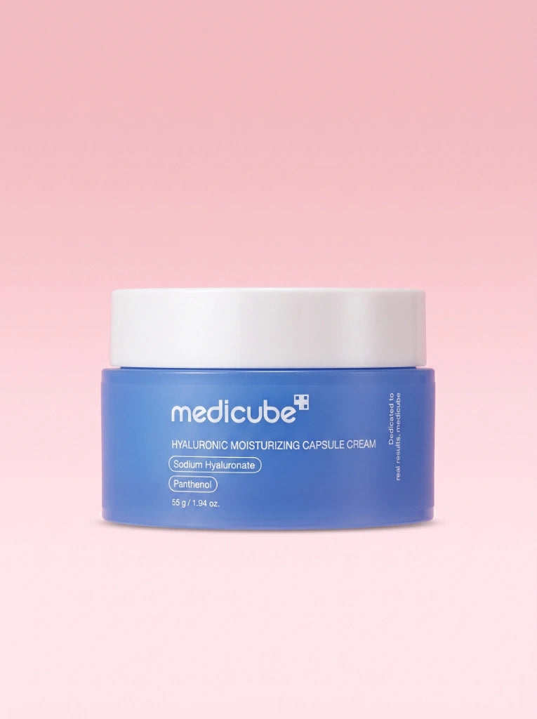 Medicube Hyaluronic Moisturizing Capsule Cream. Tarro de la crema facial hidratante aislado sobre un fondo de estudio.