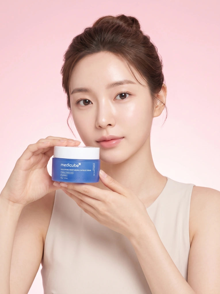 Medicube Hyaluronic Moisturizing Capsule Cream. Modelo sosteniendo el frasco de crema de ácido hialurónico en la mano.