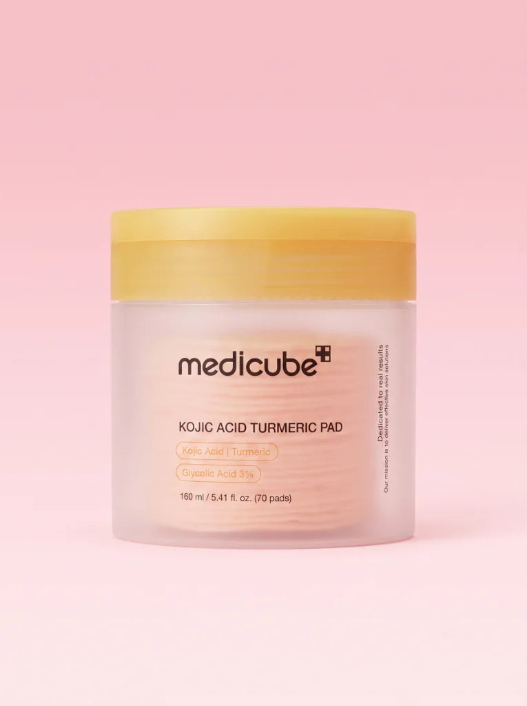 Medicube Kojic Acid Turmeric Pad. Tarro de discos tonificantes para reducir manchas sobre fondo de estudio.