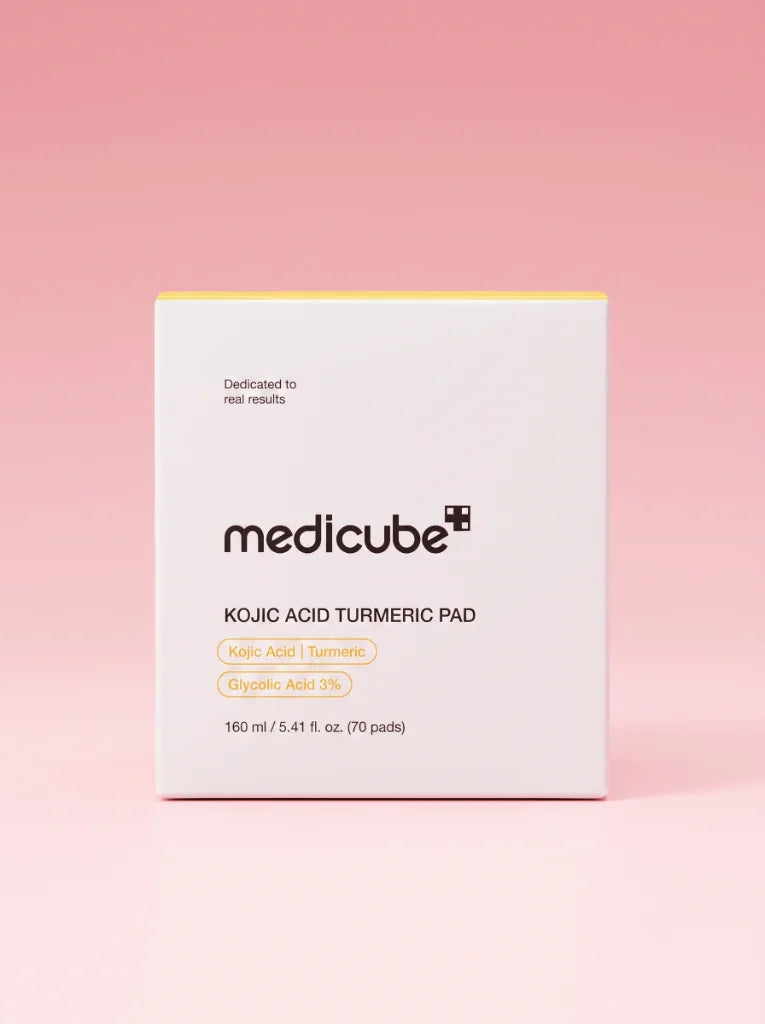Medicube Kojic Acid Turmeric Pad. Caja exterior de cartón del producto coreano iluminador con cúrcuma.