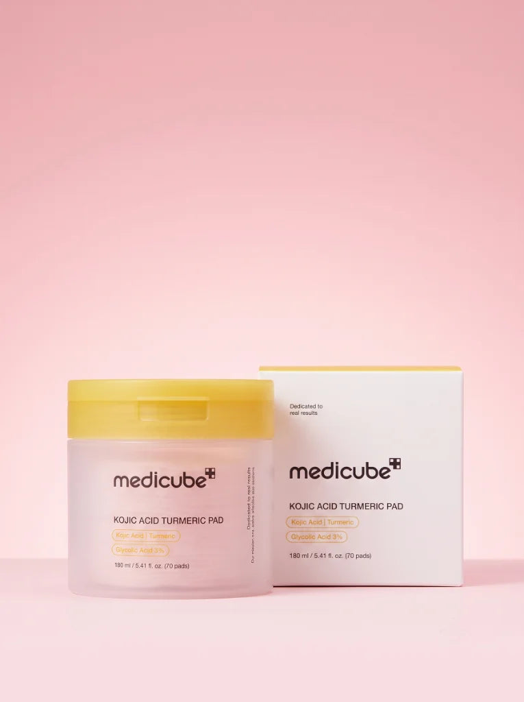 Medicube Kojic Acid Turmeric Pad. Envase de los pads despigmentantes coreanos exhibido junto a su caja original.