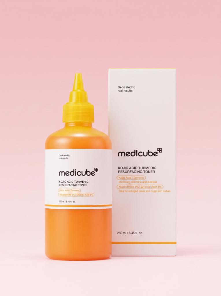 Tónico Medicube Kojic Acid Turmeric junto a su caja, presentación completa del producto