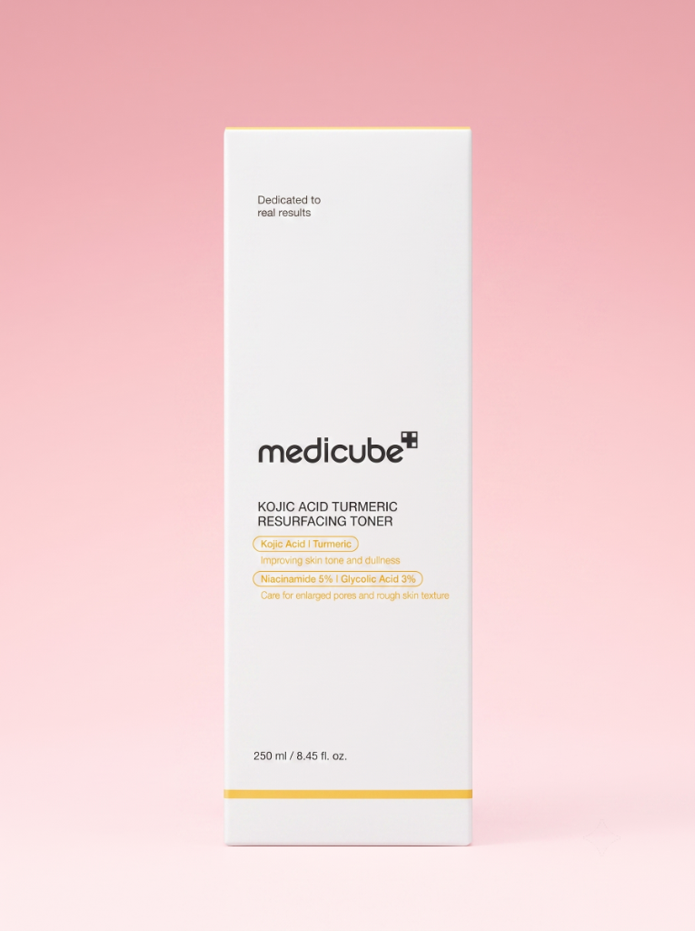 Caja del Medicube Kojic Acid Turmeric Resurfacing Toner con su empaque original coreano