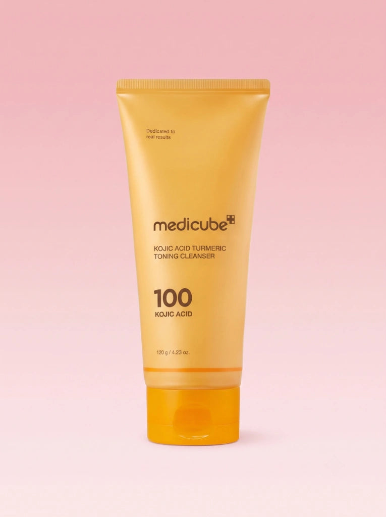 Medicube Kojic Acid Turmeric Toning Cleanser. Tubo del jabón aclarador aislado sobre un fondo de estudio.