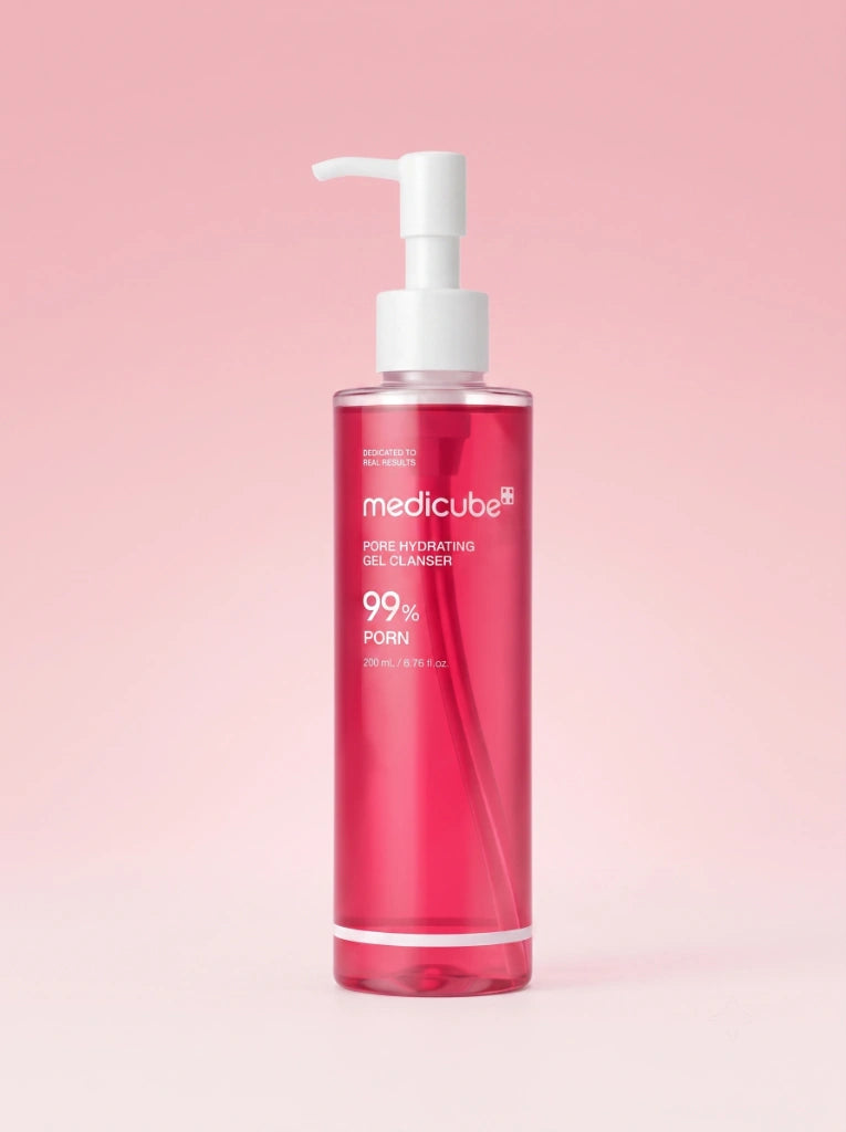 Medicube PDRN Hydrating Gel Cleanser. Frasco del jabón facial con PDRN aislado sobre un fondo de estudio.
