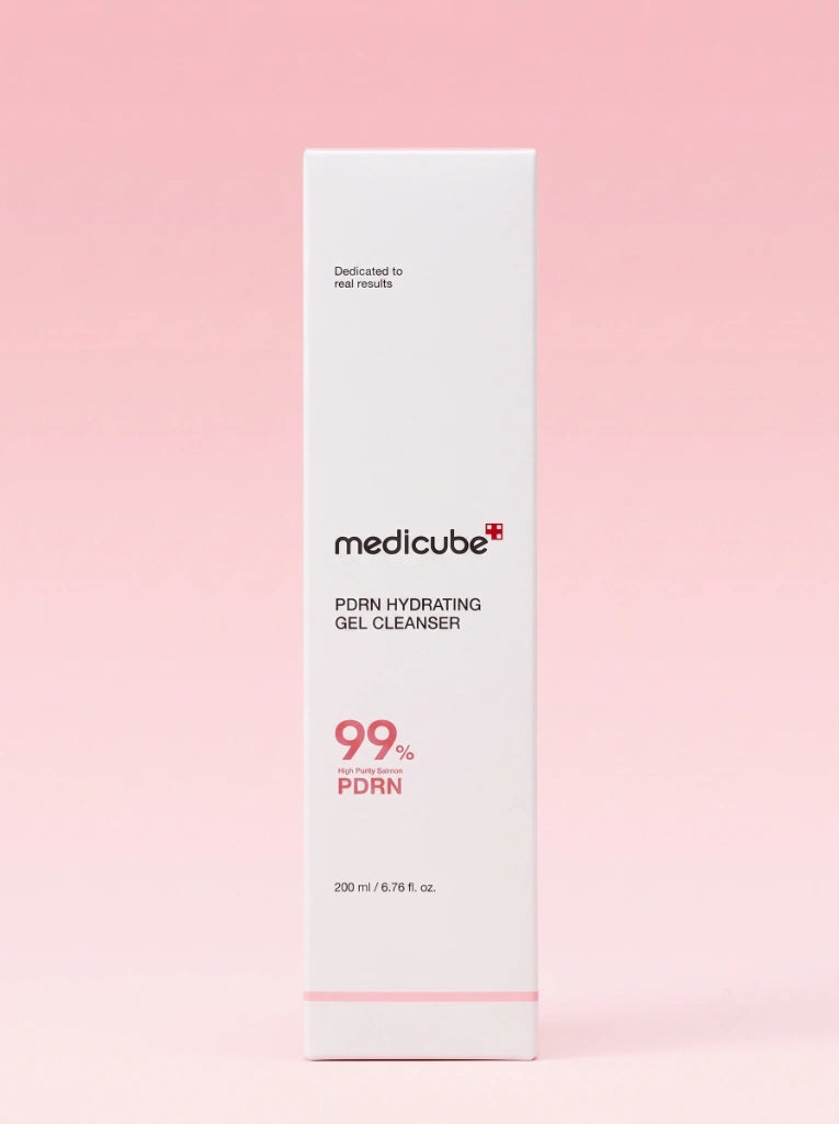 Medicube PDRN Hydrating Gel Cleanser. Caja protectora exterior del limpiador regenerador coreano.