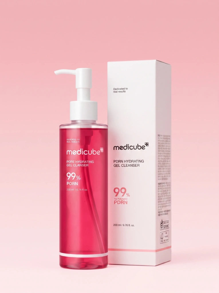 Medicube PDRN Hydrating Gel Cleanser. Envase del gel limpiador suave junto a su caja original de empaque.